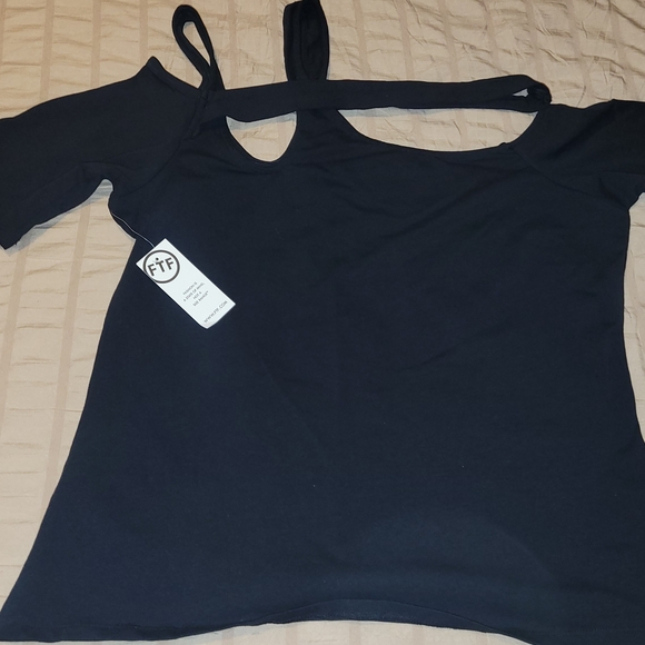 Fashion to Figure Tops - NWT Fashion To Figure Women's Black Cold Shoulder Top
